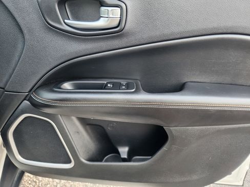 Used 2019 Jeep Compass Sport w/ Cold Weather Group FWD image 9
