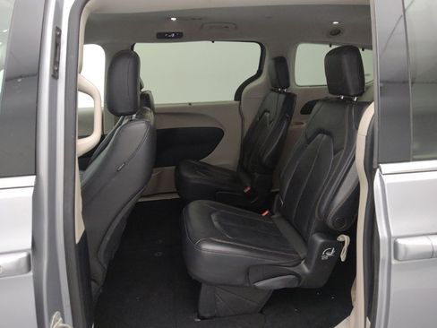 Used 2020 Chrysler Pacifica Touring-L image 18