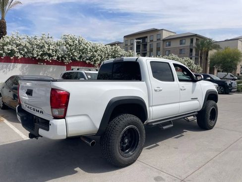 Used 2017 Toyota Tacoma TRD Off-Road image 2