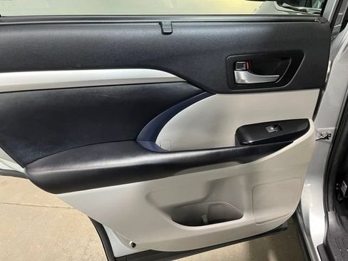 Used 2019 Toyota Highlander XLE AWD/4WD image 16