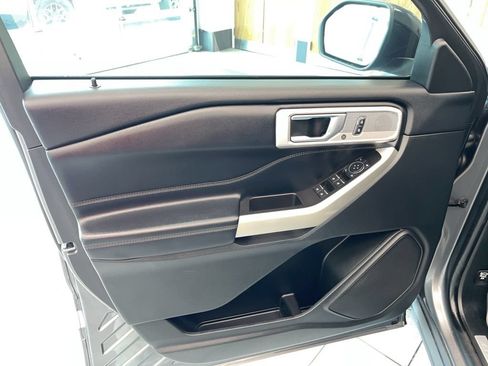 Used 2022 Ford Explorer Limited AWD/4WD image 6