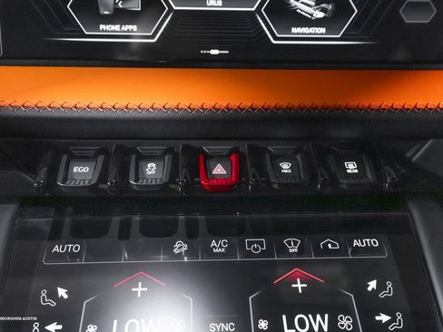 Used 2025 Lamborghini Urus SE image 31