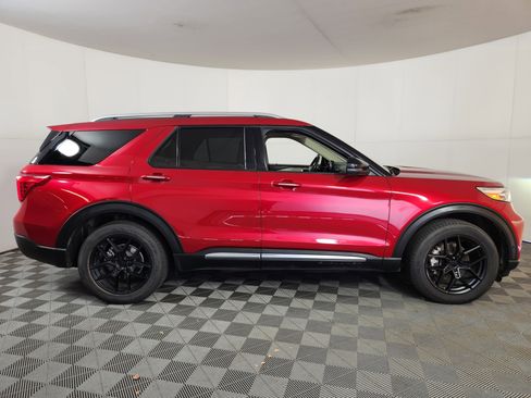 Certified 2022 Ford Explorer Platinum w/ Equipment Group 601A image 8