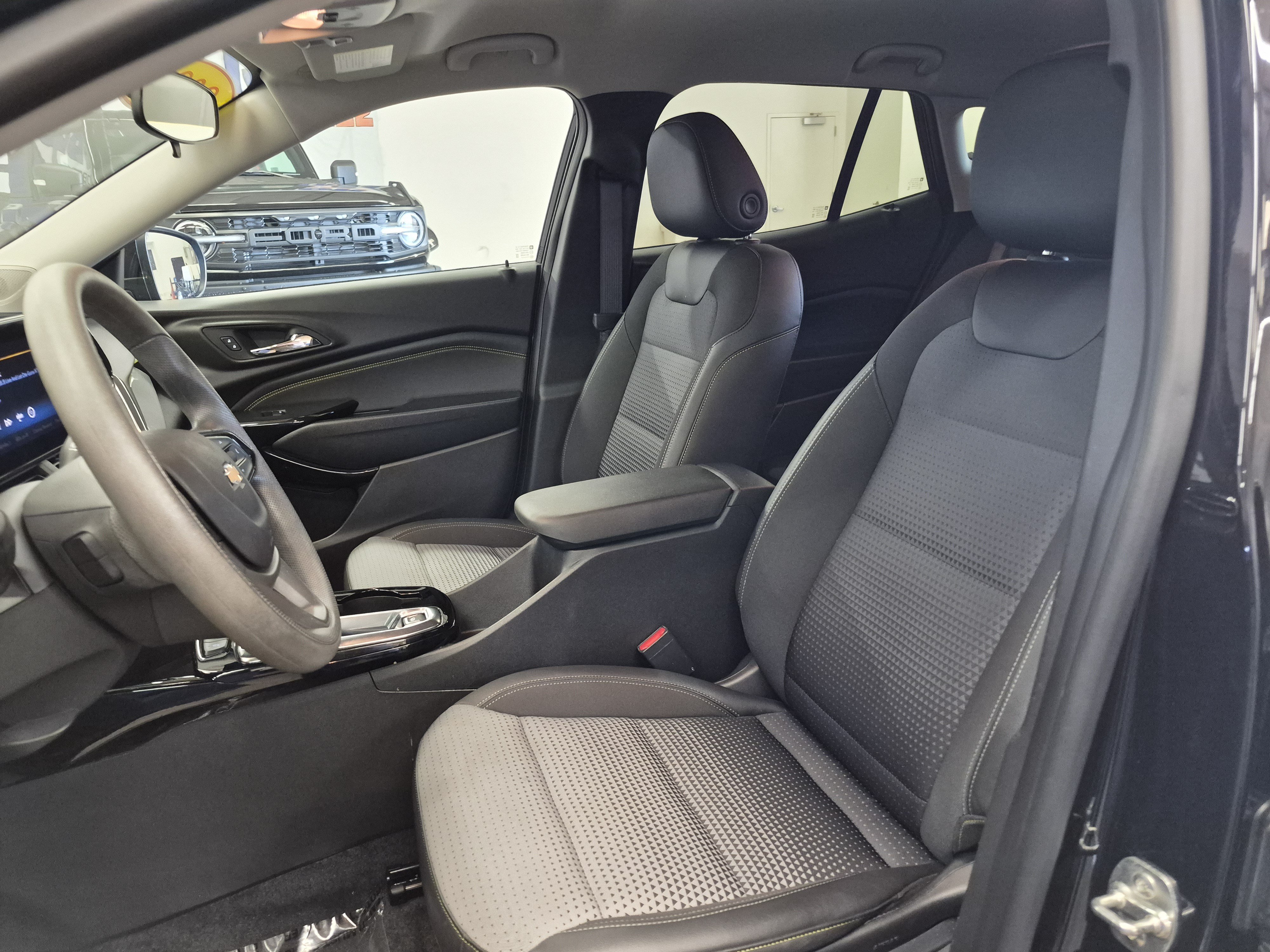 Used 2025 Chevrolet Trax LT FWD image 9
