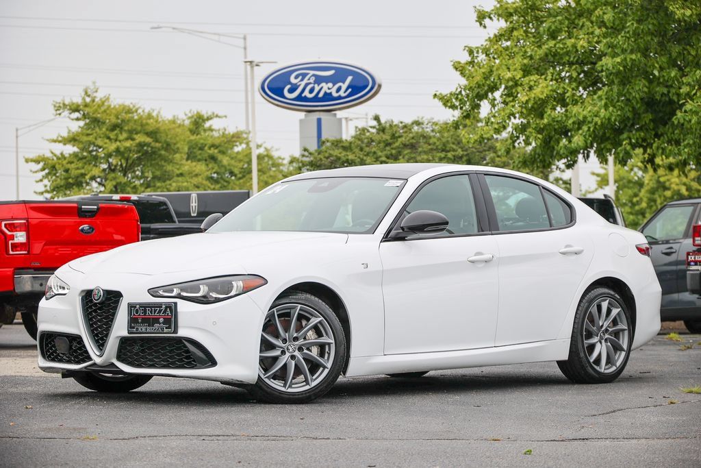Used 2024 Alfa Romeo Giulia Ti AWD/4WD image 2