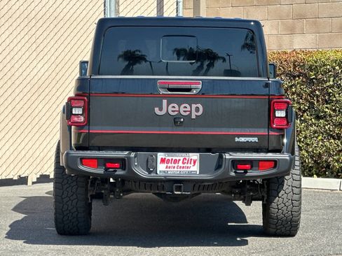 Used 2024 Jeep Gladiator Rubicon w/ Technology Group AWD/4WD image 5