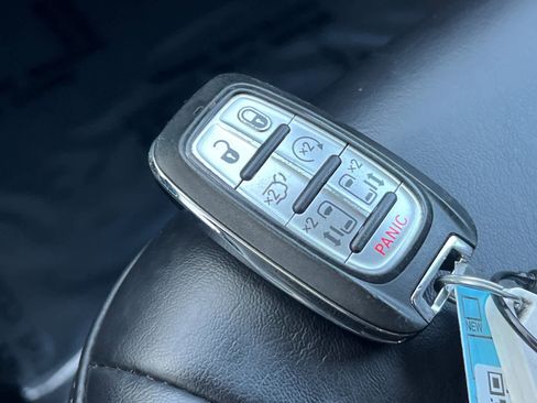 Used 2023 Chrysler Pacifica Touring-L image 30