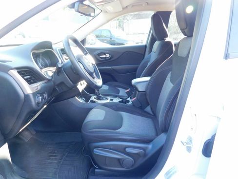 Used 2017 Jeep Cherokee Sport FWD image 7