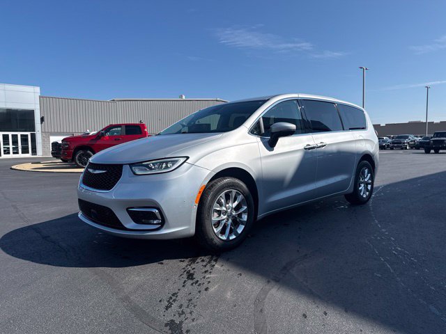 Used 2023 Chrysler Pacifica Touring-L AWD/4WD image 3