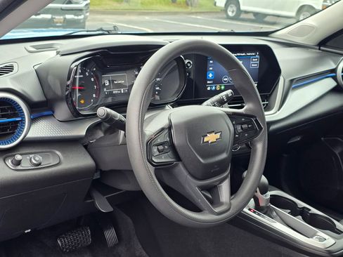 Used 2025 Chevrolet Trax LS image 11