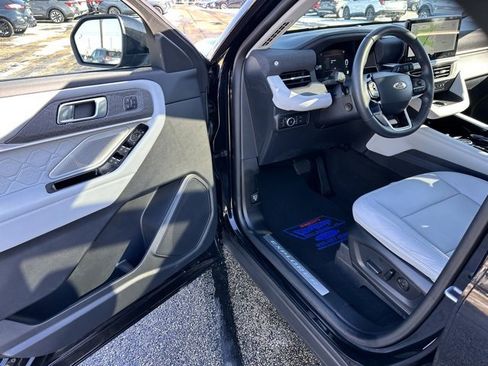 Used 2025 Ford Explorer Platinum w/ Ultimate Package image 14