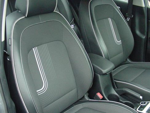 Used 2022 Hyundai Venue Limited image 29