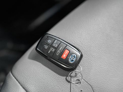 Used 2025 Toyota Sienna XLE FWD image 47