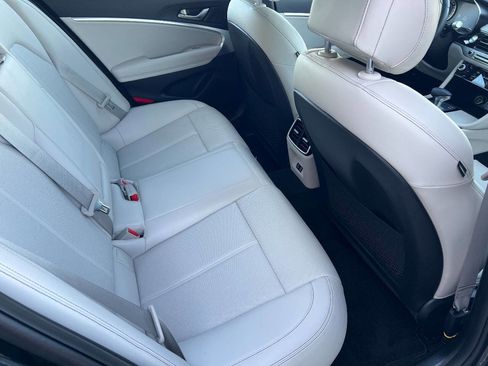 Used 2025 Genesis G70 2.5T image 18