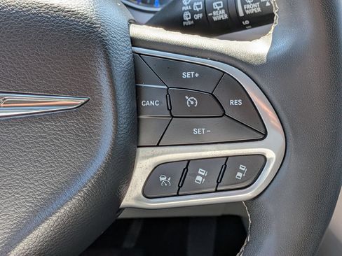 Used 2023 Chrysler Pacifica Touring-L FWD image 19