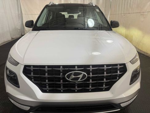 Used 2024 Hyundai Venue Limited image 3