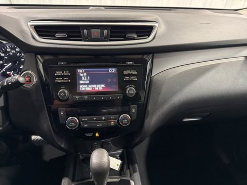Used 2015 Nissan Rogue SV image 21