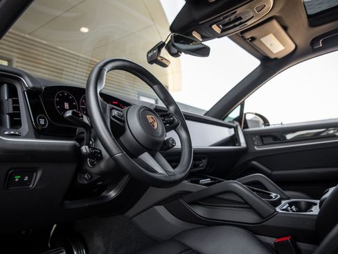 Used 2024 Porsche Cayenne S AWD/4WD image 4