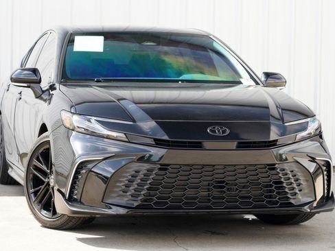 Used 2025 Toyota Camry SE w/ Convenience Package image 2