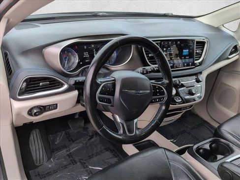 Used 2021 Chrysler Pacifica Touring-L image 10