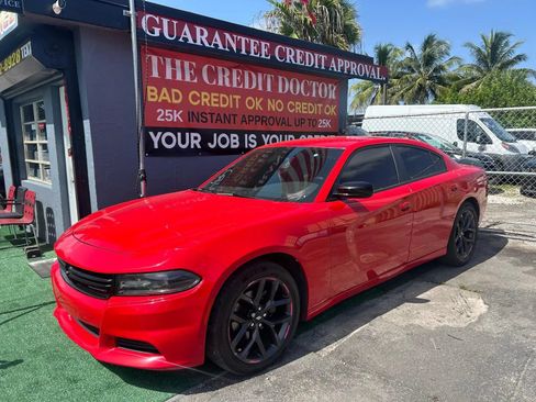 Used 2019 Dodge Charger SXT w/ Blacktop Package RWD image 2