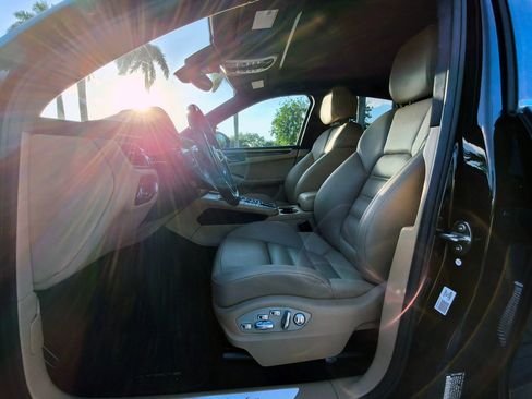 Used 2018 Porsche Macan Turbo image 10