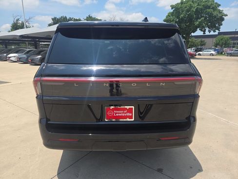 Used 2026 Lincoln Navigator Reserve AWD/4WD image 8