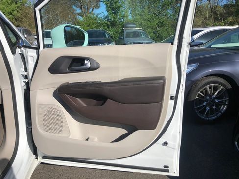 Used 2017 Chrysler Pacifica Touring-L image 19