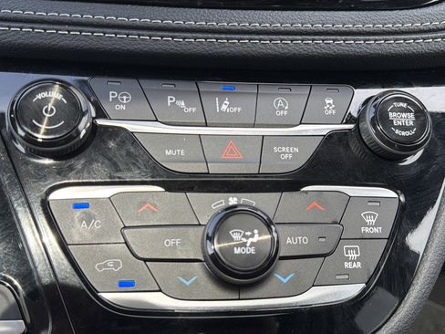 Used 2025 Chrysler Pacifica Limited AWD/4WD image 23