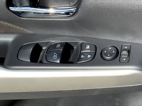 Used 2018 Nissan Kicks SV image 30