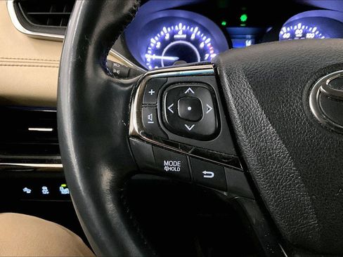 Used 2016 Toyota Avalon Limited image 18