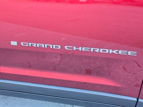 Used 2022 Jeep Grand Cherokee Limited image 9