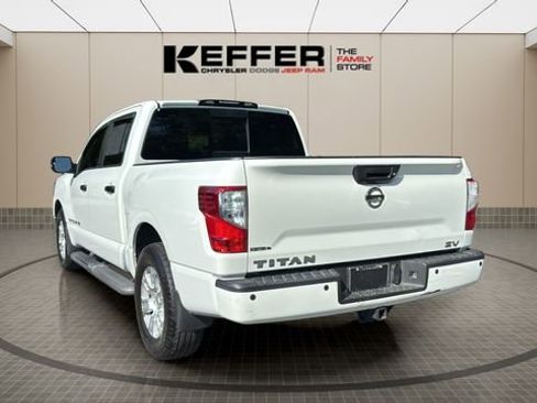 Used 2018 Nissan Titan SV w/ SV Convenience Package RWD image 3