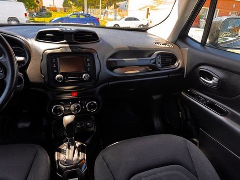 Used 2017 Jeep Renegade Altitude FWD image 21
