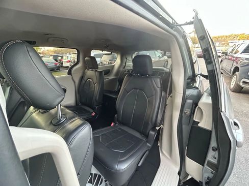 Used 2018 Chrysler Pacifica Touring-L image 16