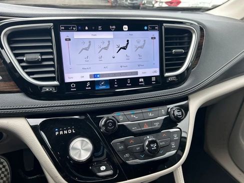 Used 2023 Chrysler Pacifica Limited FWD image 12