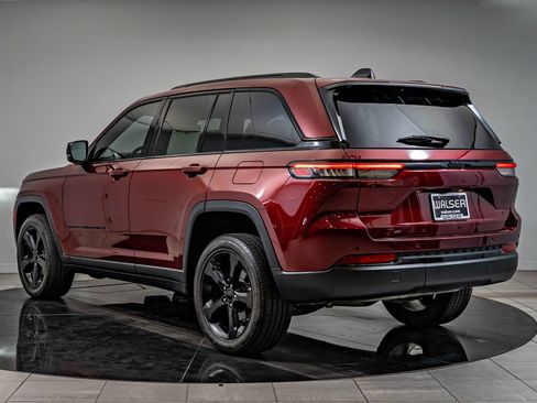 Used 2023 Jeep Grand Cherokee Altitude RWD image 7
