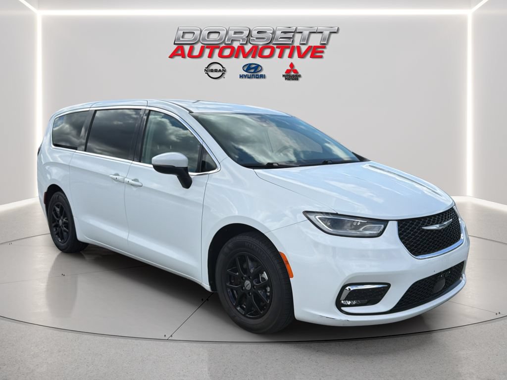 Used 2023 Chrysler Pacifica Touring-L FWD image 32