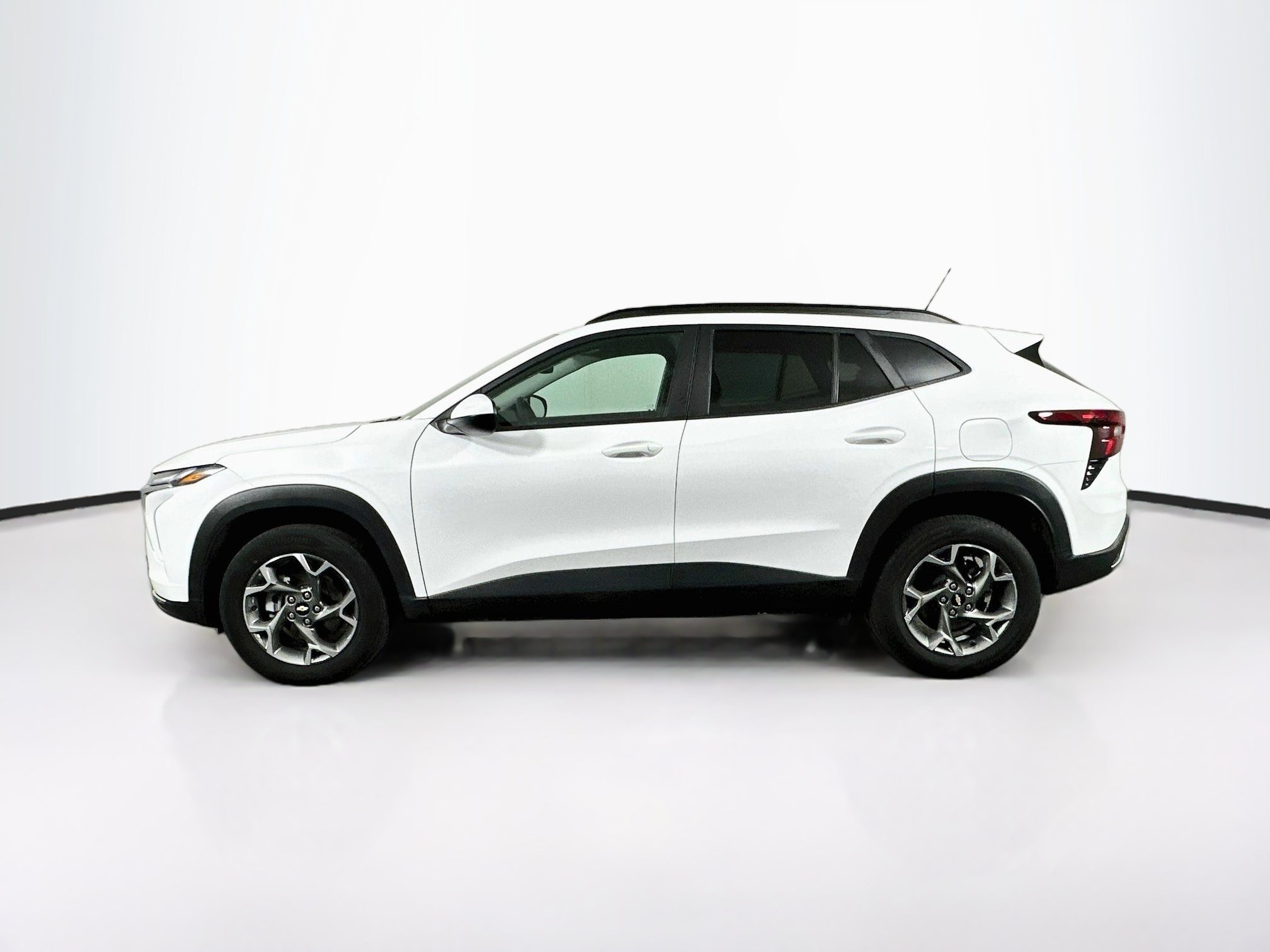 Used 2025 Chevrolet Trax LT FWD image 4