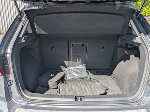 Used 2023 Volkswagen Taos SE w/ Panoramic Sunroof Package image 14