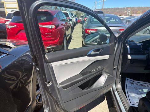 Used 2023 Volkswagen Taos SE w/ Panoramic Sunroof Package AWD/4WD image 16