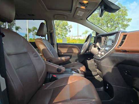Used 2019 Toyota Sienna Limited image 11