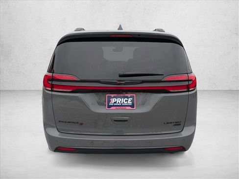 Used 2021 Chrysler Pacifica Limited w/ Uconnect Theater Family Group image 7