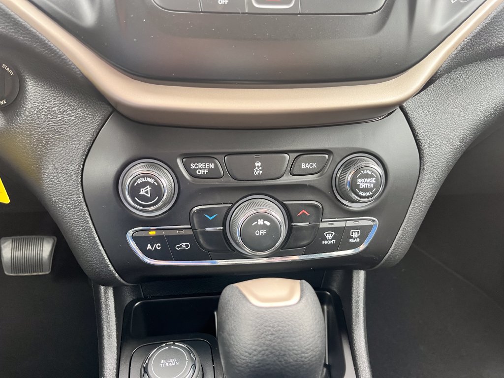 Used 2018 Jeep Cherokee Latitude w/ Safety Group AWD/4WD image 12
