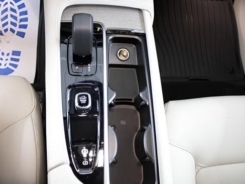 Used 2025 Volvo XC90 B6 Plus w/ Protection Package Premier image 33