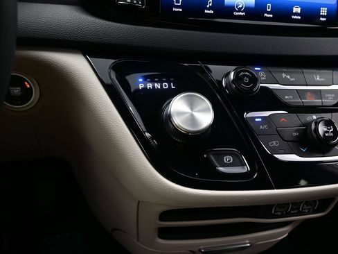Used 2023 Chrysler Pacifica Touring-L FWD image 25