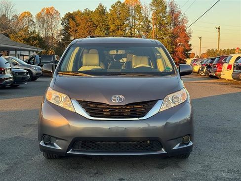 Used 2013 Toyota Sienna LE image 3