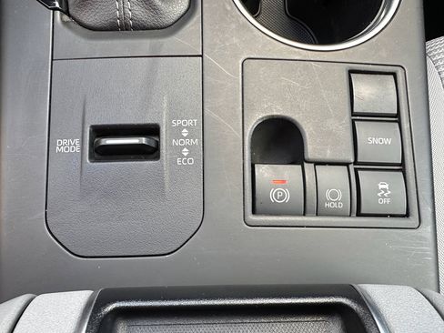 Used 2024 Toyota Highlander LE image 24