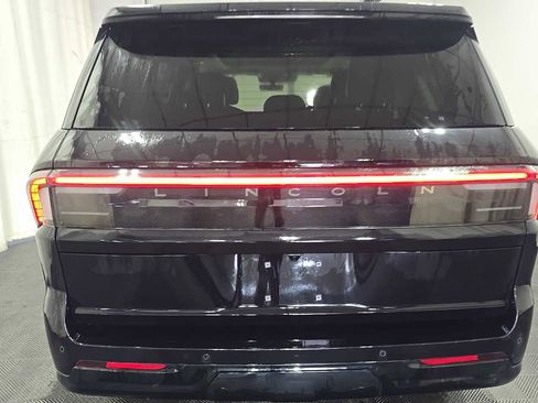 Used 2025 Lincoln Navigator Reserve AWD/4WD image 5