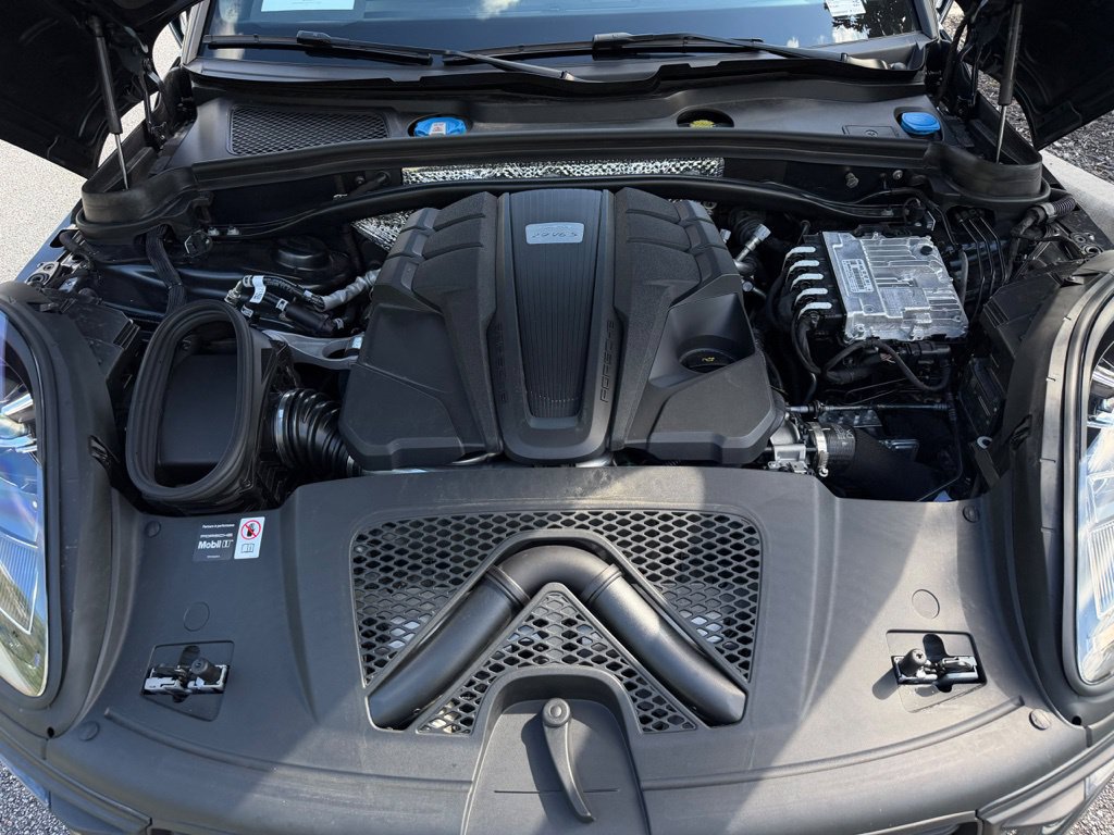 Certified 2025 Porsche Macan S AWD/4WD image 18